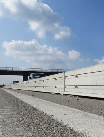 Barriera di sicurezza temporanea installata per la protezione della zona di lavoro sull'autostrada tedesca