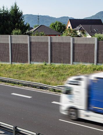 Residential houses are protected from motorway noise by PHONOBLOC® noise barriers